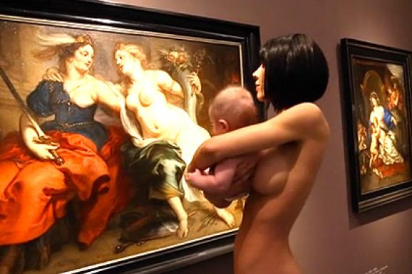Гола художниця з немовлям на руках влаштувала перформанс у німецькому музеї (відео)
