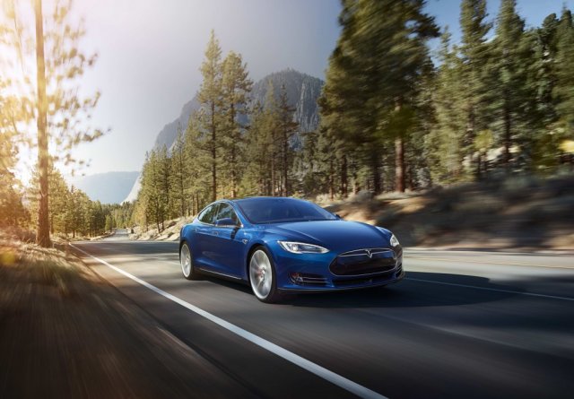 Новий електромобіль Tesla Motors може проїхати 400 км на одному заряді (відео)
