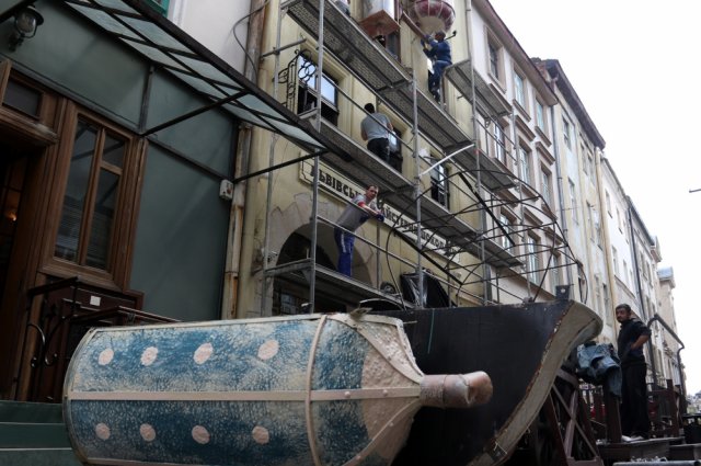 «Львівська майстерня шоколаду» демонтувала скандальні «ванни» з фасаду будівлі-пам'ятки