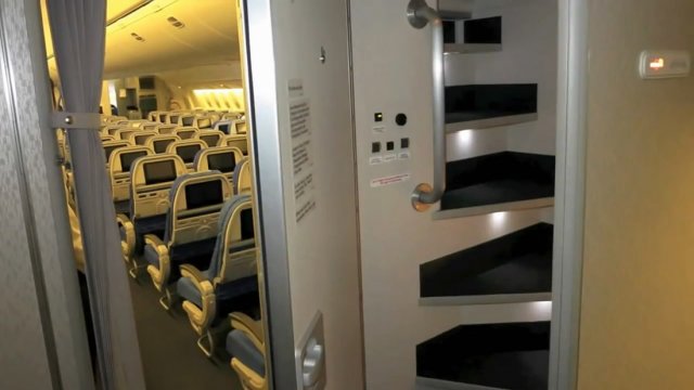 Де сплять стюардеси під час довгих перельотів (фото)