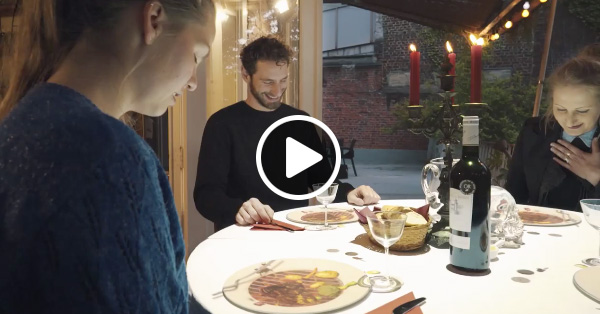 Оригінальний спосіб розважити відвідувачів поки готується страва (відео)