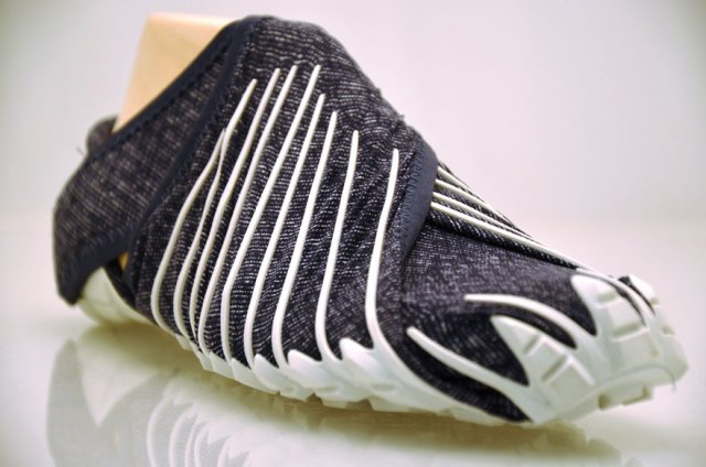 Японський дизайнер придумав взуття, яке ідеально облягає ногу (відео)