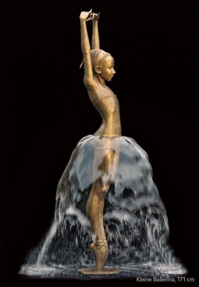 Прекрасні скульптури з бронзи і води (фото)