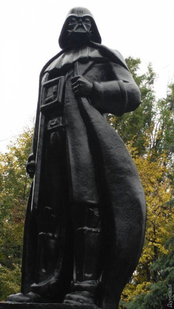 Перший в галактиці пам'ятник Дарту Вейдеру стоїть в Одесі (фото)
