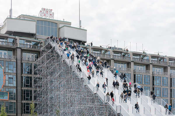 Гігантські сходи на вокзалі в Роттердамі (фото)