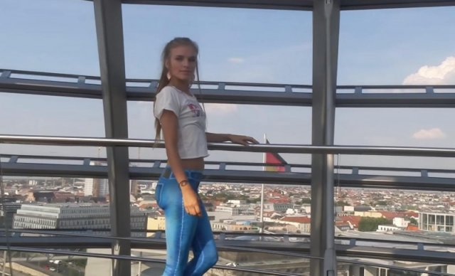 Дівчина прогулюється по Берліну у намальованих джинсах (відео)