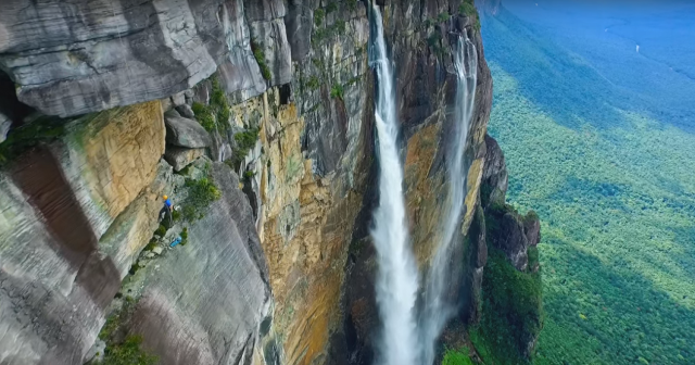 Найвищий водоспад у світі: погляд з дрона (відео)