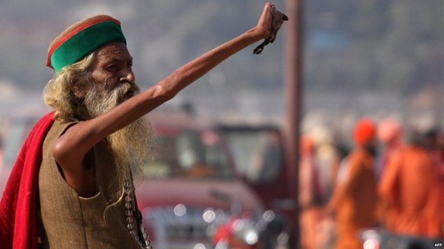 Індус 43 роки тримає руку піднятою на честь бога Шиви (фото)