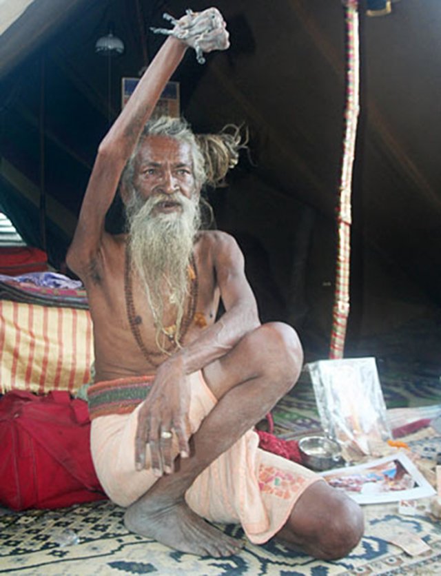 Індус 43 роки тримає руку піднятою на честь бога Шиви (фото)