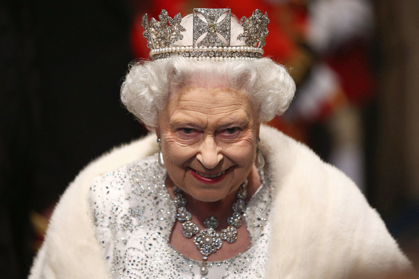 Якими повновеженнями насправді володіє королева Великої Британії