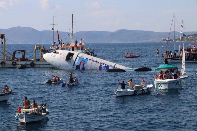 У Туреччині затопили літак для розвитку туризму (фото)