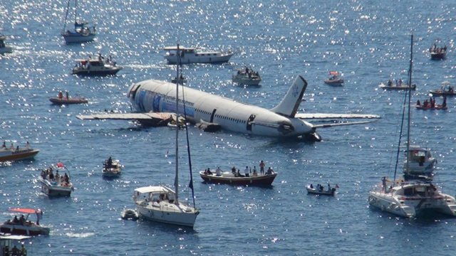 У Туреччині затопили літак для розвитку туризму (фото)