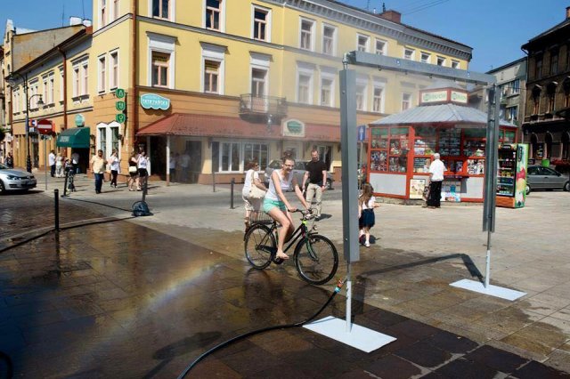 В польських містах у найбільшу спеку перехожих освіжає водяна завіса (фото)