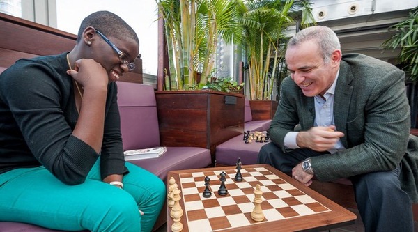 Як неграмотна дівчина з Уганди стала шахістом світового рівня