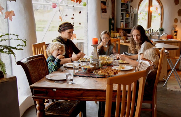 В Арктиці під геокуполом 3 роки живе норвезька сім'я (фото)