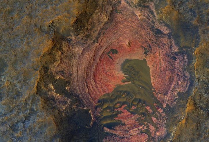 НАСА виклали знімок Марса, який дозволяє побачити корінні породи планети