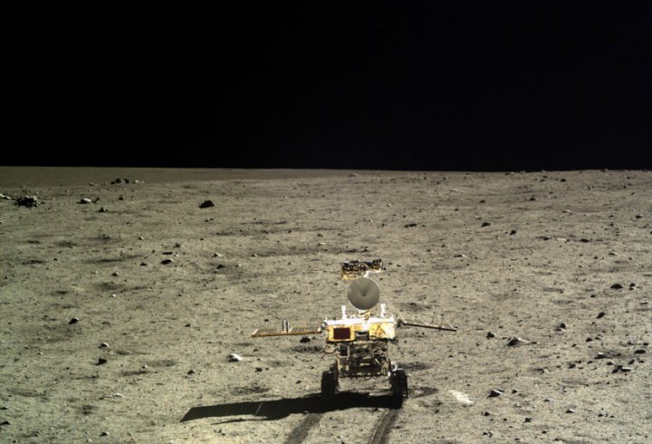 Вперше зроблені кольорові фотографії поверхні Місяця (фото)