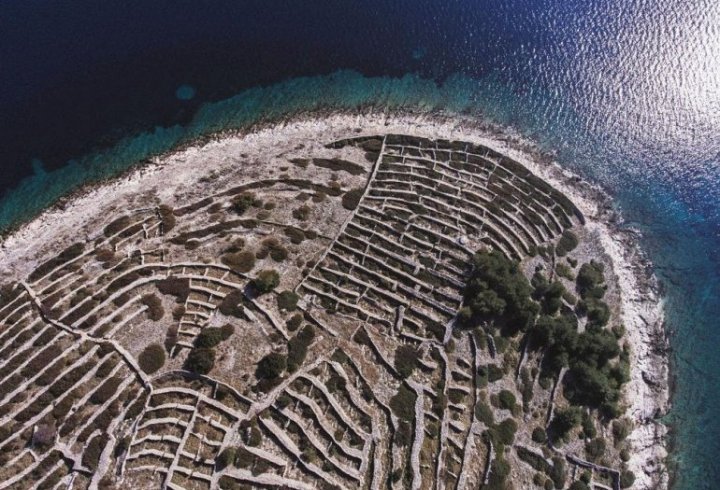 Чому острів поблизу Хорватії подібний на відбиток пальця (фото)