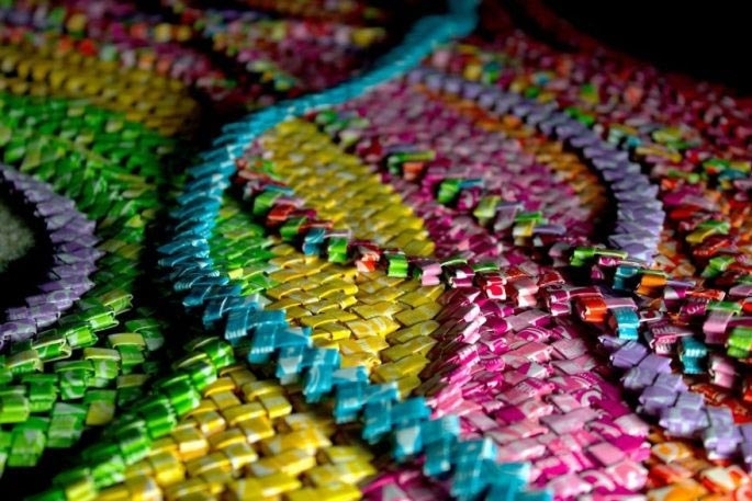 Сукня з 10 000 фантиків від цукерок (фото)