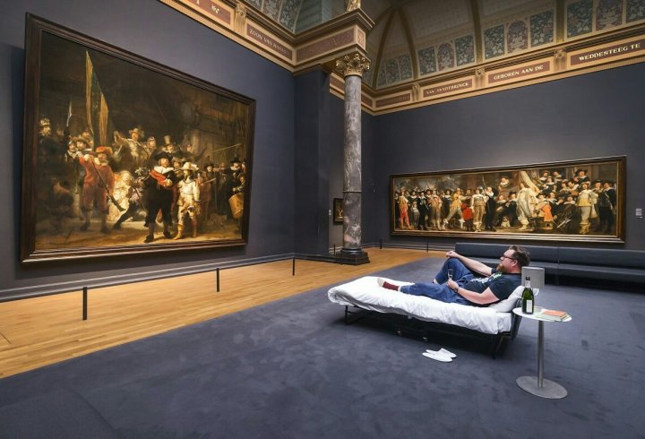 Відвідувачу музею в Амстердамі дозволили переночувати перед картиною Рембрандта (фото, відео)