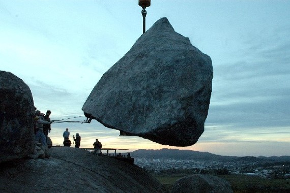 Камінь Даваско: висить і не падає (фото, відео)