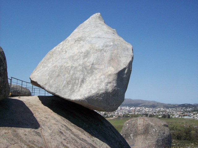 Камінь Даваско: висить і не падає (фото, відео)