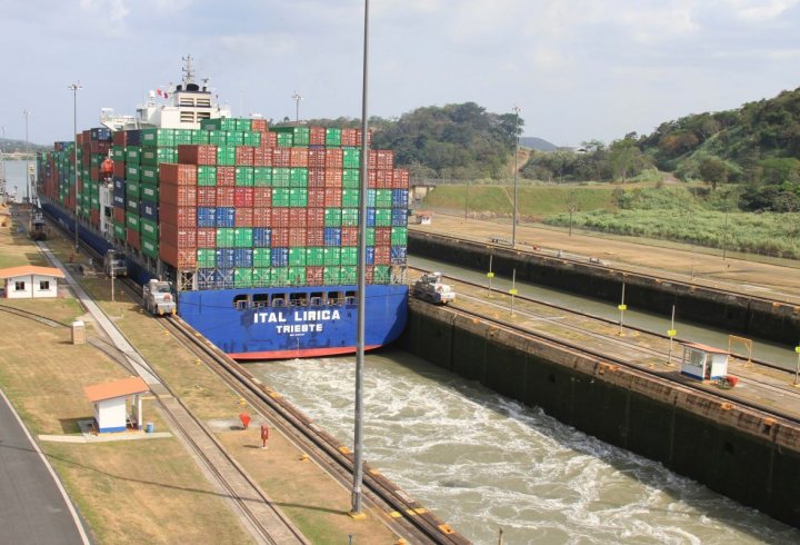 Як судна проходять через Панамський канал (фото)