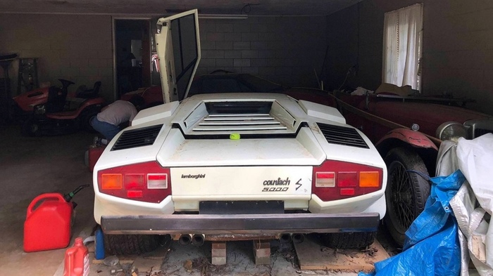 Внук знайшов в гаражі бабусі ексклюзивний Lamborghini Countach