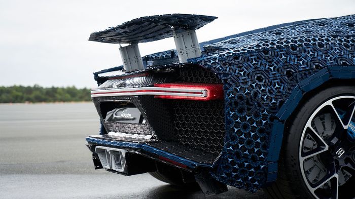Компанія Lego побудувала повнорозмірну копію гіперкара Bugatti Chiron, на якій можна їздити (фото, відео)