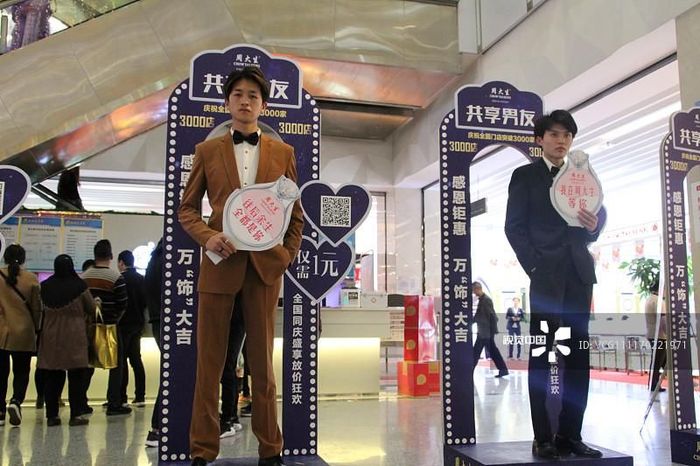 В китайських торгових центрах пропонують юнаків напрокат для комфортного шопінгу (фото)