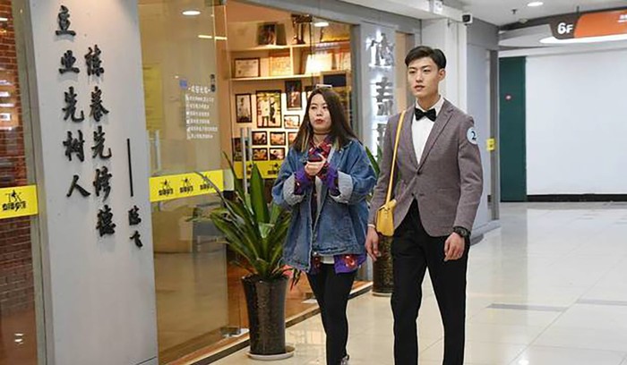 В китайських торгових центрах пропонують юнаків напрокат для комфортного шопінгу (фото)