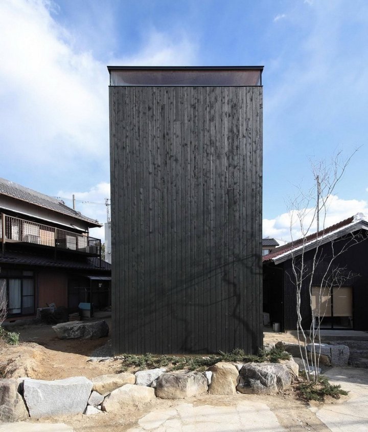 Житловий будинок «без вікон» - чорний японський паралелепіпед (фото)