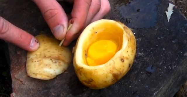 Як приготувати яйце в картоплині (відео)