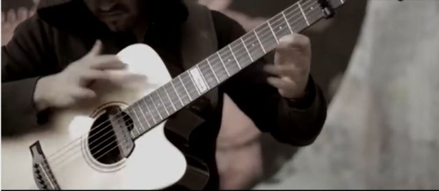 Thunderstruck AC/DC на акустичній гітарі (відео)
