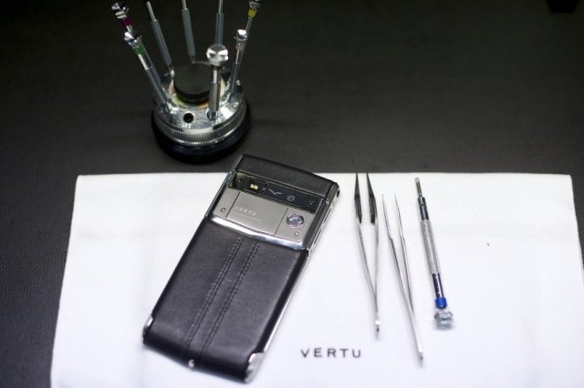 «Handmade in England»: як виготовляють Vertu - найдорожчі смартфони у світі