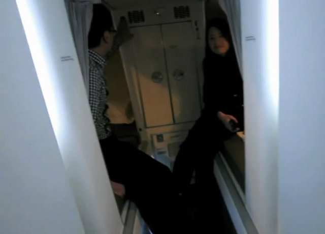 Де сплять стюардеси під час довгих перельотів (фото)