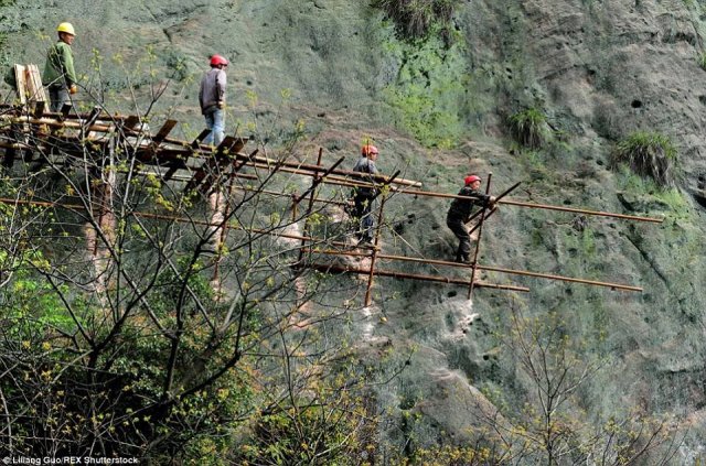 Китайські робітники будують гірську дорогу в тисячі метрах над землею (фото)