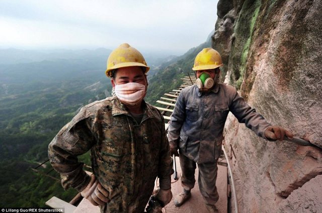 Китайські робітники будують гірську дорогу в тисячі метрах над землею (фото)