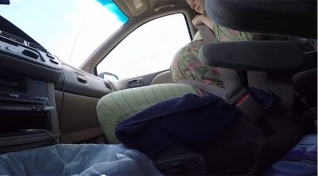 Жінка народжує в автомобілі (відео)
