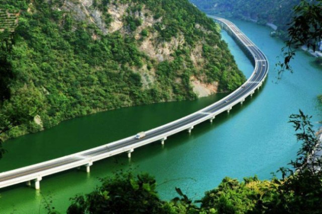 У Китаї побудували міст не через річку, а вздовж річки (фото)