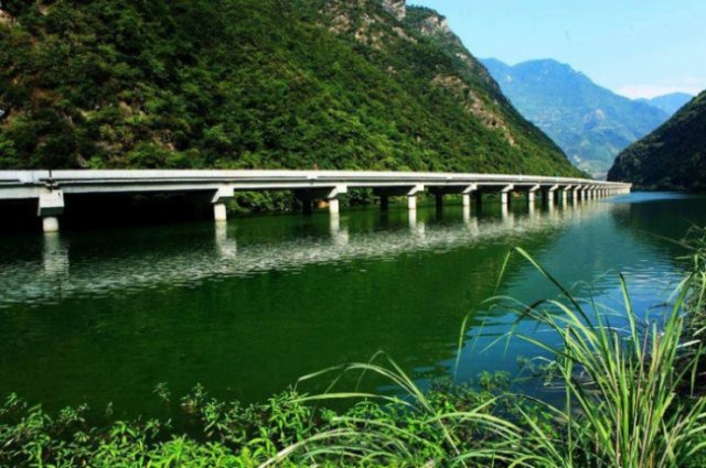 У Китаї побудували міст не через річку, а вздовж річки (фото)