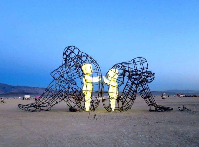 На фестивалі Burning Man з'явилася скульптура українського художника