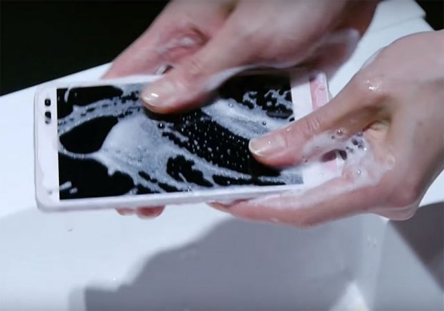 Японці створили телефон, який можна мити з милом (фото)