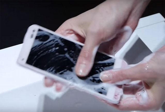 Японці створили телефон, який можна мити з милом (фото)