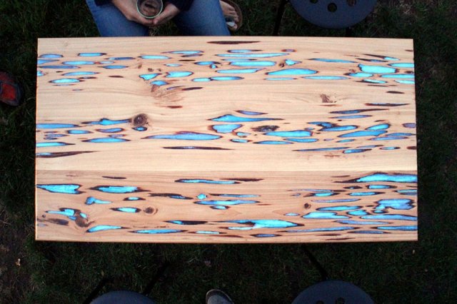 Як зробити оригінальні світні меблі з дерева та епоксидної смоли своїми руками? (фото, відео)