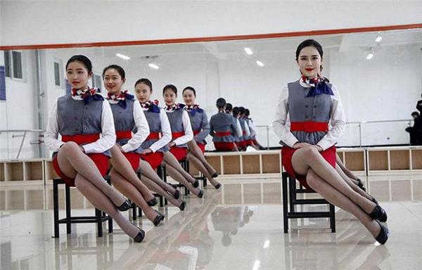 Суворі тренування китайських стюардес (фото)