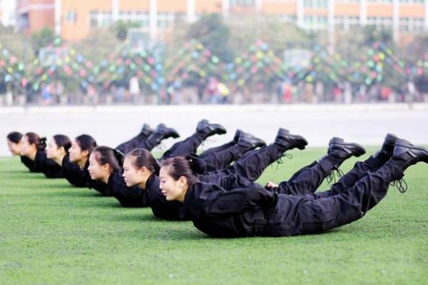 Суворі тренування китайських стюардес (фото)