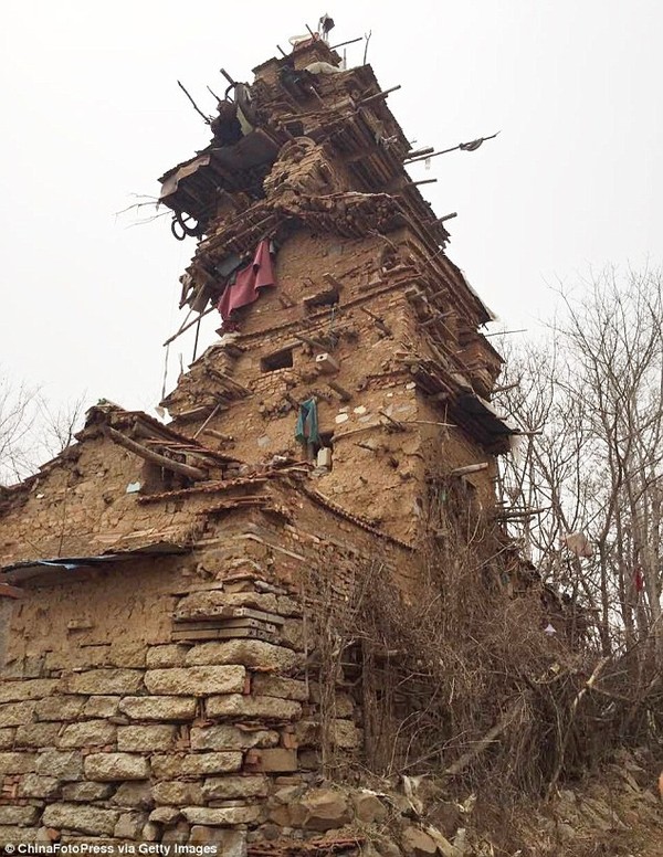 У Китаї психічнохворий чоловік побудував 7-поверхову вежу (фото)