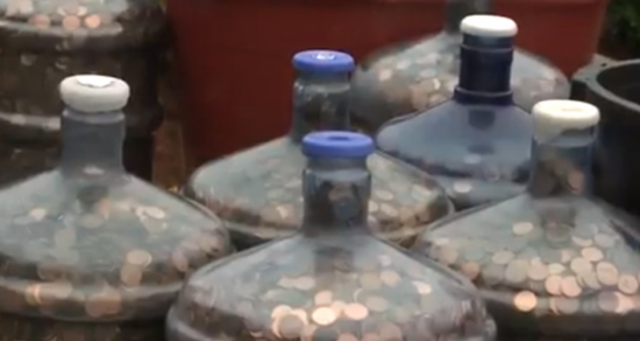 Чоловік збирав монети починаючи з 1970 року (відео)