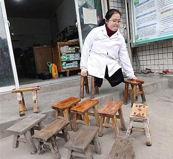 Безнога жінка-фельдшер з Китаю зносила 30 дерев'яних табуреток за 15 років